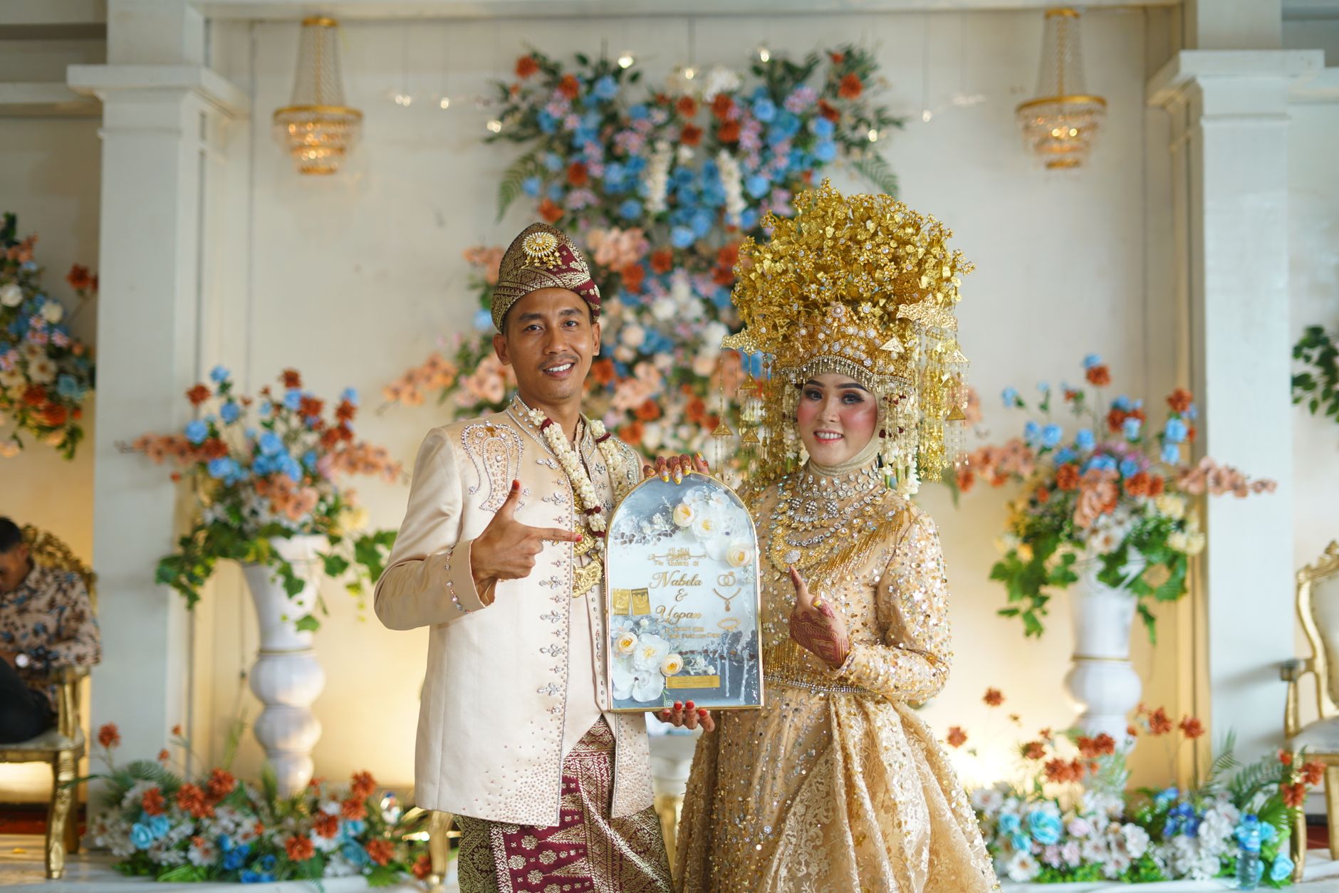 Bunga papan wedding elegan dengan mawar putih dan lis bambu, menambah keindahan dekorasi pernikahan.